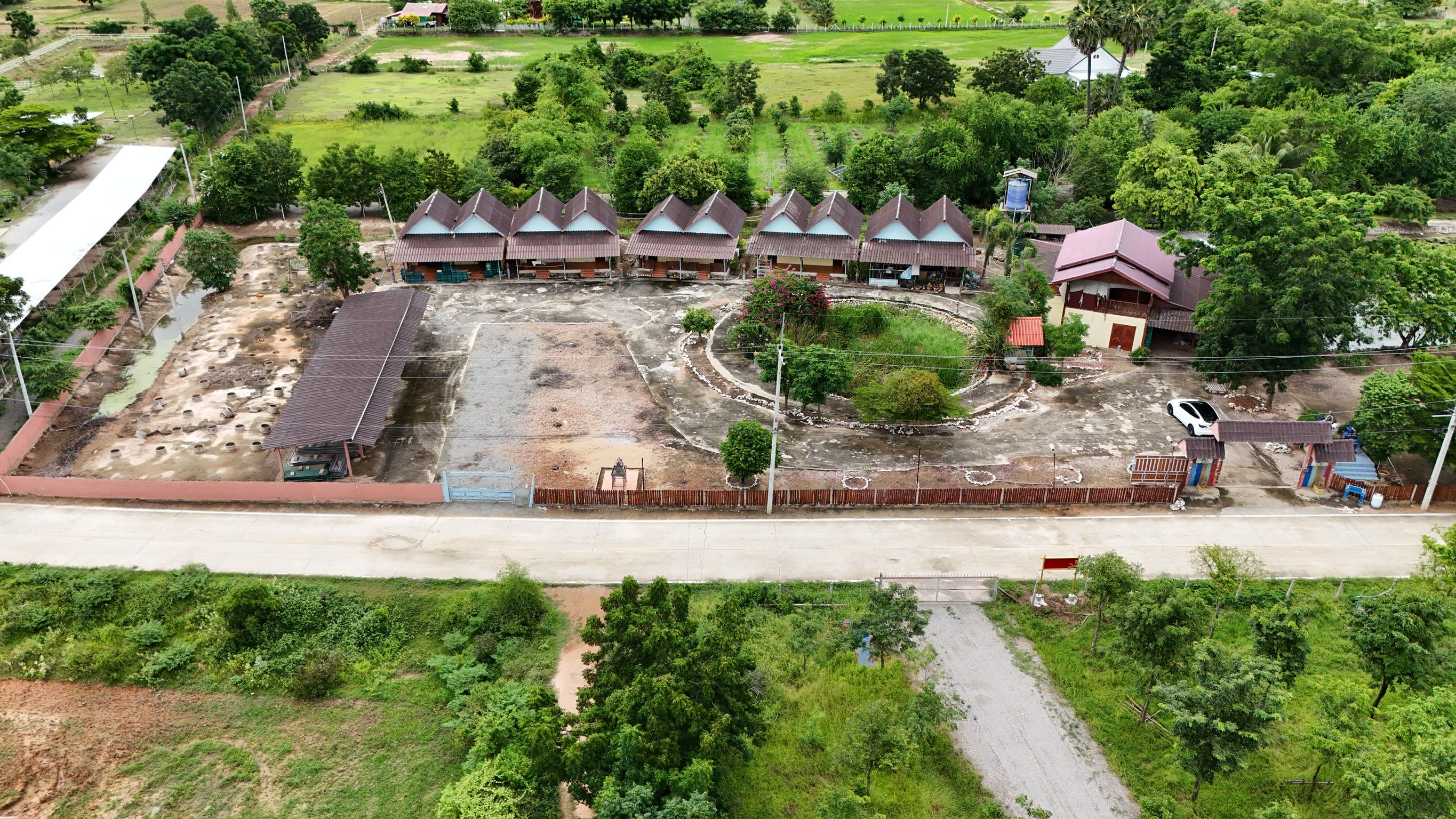 ภาพมุมสูงด้านหน้ารีสอร์ท